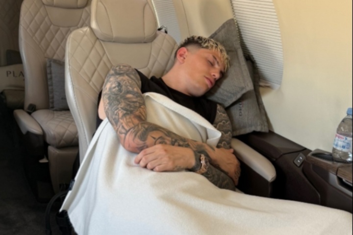 这是去哪儿加纳乔晒飞机上睡觉照片，配文：来了