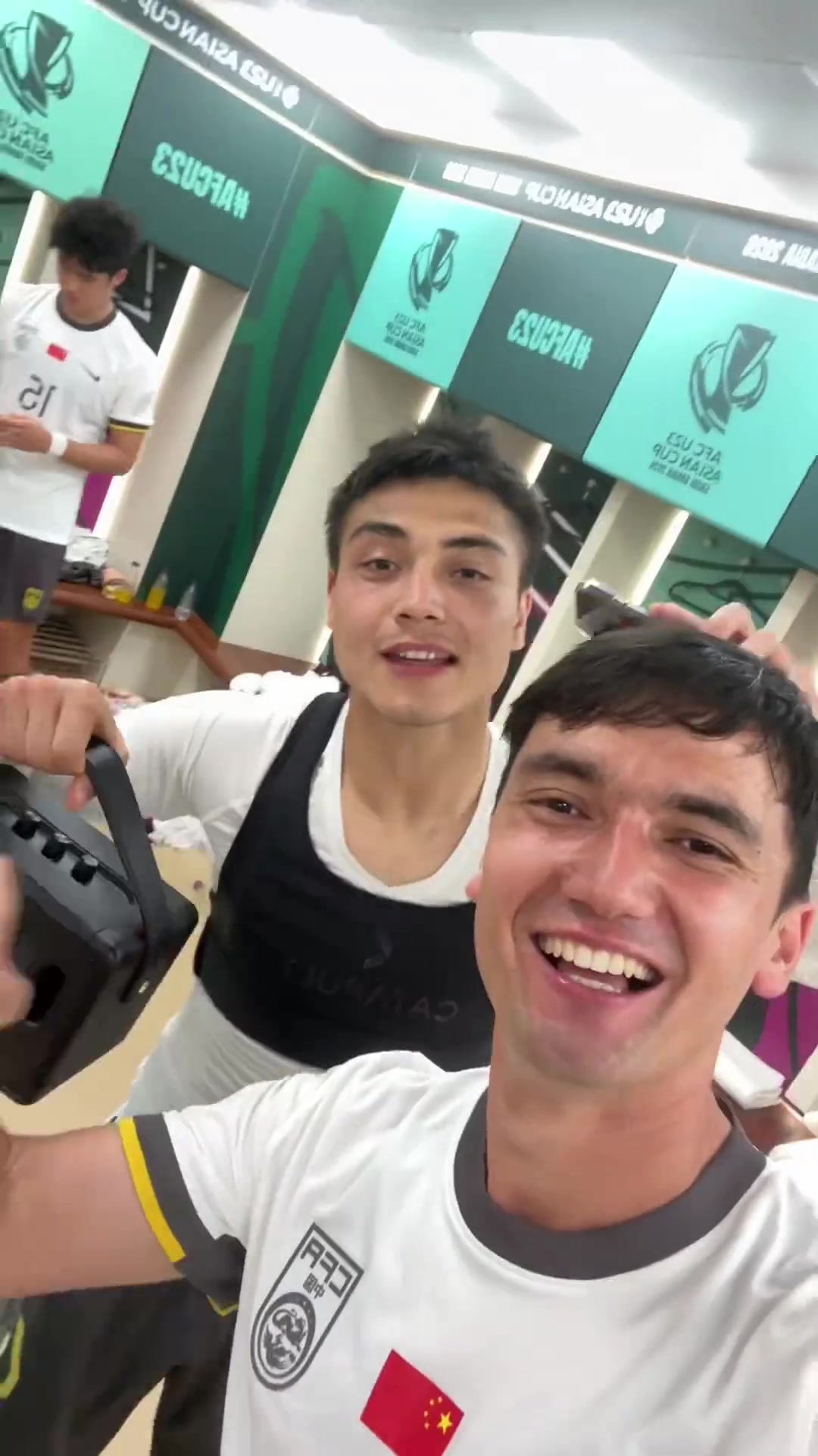 百家乐-疯狂庆祝！木塔力甫晒更衣室视频并配文：计划有变 冲击决赛